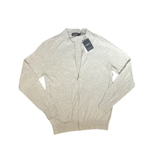 zip up cardigan - säljer denna asballa dressman zipup cardigan. den har lappen kvar och är i ny skick. nypris: 299. priset kan diskuteras! om du har frågor så är det bara att kontakta mig.