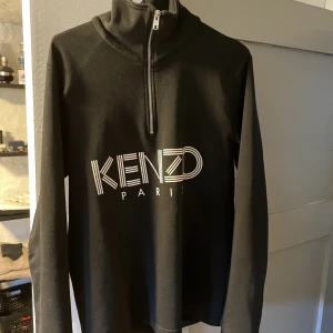 Kenzo sweatshirt - Säljer min kenzo sweatshirt. Använt bara fåtal gånger. Den är i storlek s men rätt stor i passformen.