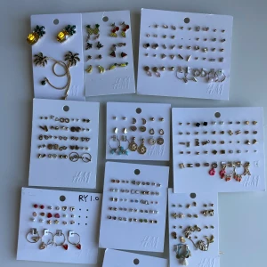 Örhänge - 25 kr styck, 160 kr för alla. Det finns 10 stycken. Kontakta mig vid frågor.