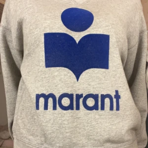 Isabel Marant tröja  - Säljer min fina Isabella Marant tröja  då den tyvär inge kommer till användning längre🙌inte särskiljt använd och är i bra skick💕orginalpriset på tröjan var 3 200 och säljer för 2500, men priset kan diskuteras