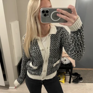 Kofta - Superfin svartvit kofta med silverknappar. Superfint skick.