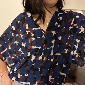 Monki blus - Säljer denna super fina blusen från monki. Aldrig använd och köpt nyligen💕hör av er om ni har frågor eller vill ha fler bilder💖