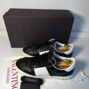 Valentino flycrew - Säljer dessa valentino flycrews i fint skick. Storlek 42,5 men passar mellan 42-43, Allt Og tillkommer. Skriv vid frågor och funderingar