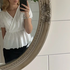 Fin topp! - Säljer denna söta topp från vero moda i stlk xs. Använd 2 gånger, så nästan som ny!💓