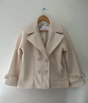 Design by Si jacka - Höst/vår jacka från Design by Si. Denna snygga jacka har tyvärr aldrig kommit till användning pga att jag har en likadan i svart som jag använder mer. Därför säljer jag den här. Helt ny med lappar kvar utan fläckar! Är i strl XS men skulle passa XS-M.