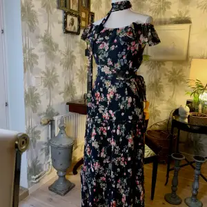 Vintage klänning från Hennes. Har avtagbart ”bälte” och det runt halsen. Finns ett hål i underkjolen vid rumpan som man kan sy igen.
