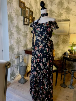 Vintage klänning - Vintage klänning från Hennes. Har avtagbart ”bälte” och det runt halsen. Finns ett hål i underkjolen vid rumpan som man kan sy igen.