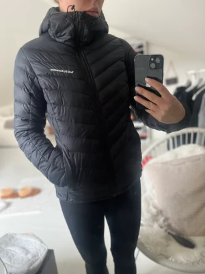 peak performance jacka - populär vinterjacka i svart från peak performance! knappt använd så inga skavanker eller liknande!