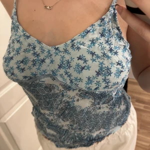 Topp - Topp från Hennes. Det ska vara storlek 40 men passar egentligen för alla med storlekarna S.