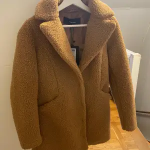 Säljer en helt ny kappa/Jacka i fake fur från Vero Moda jätte mysig och skön storlek xs men passar även en s nypris 650kr säljer den billigare 450kr
