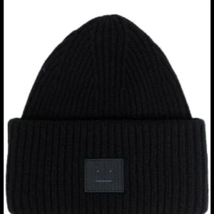 Acne mössa - Säljer pga att den inte kommer till användning längre. Den är använd några få gånger, och är i ny skick. 