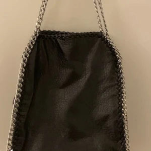 Tiamo väska - Säljer min superfina tiamo väska! Perfekt att ha till skolan då den rymmer både dator, böcker samt idrottskläder samtidigt!