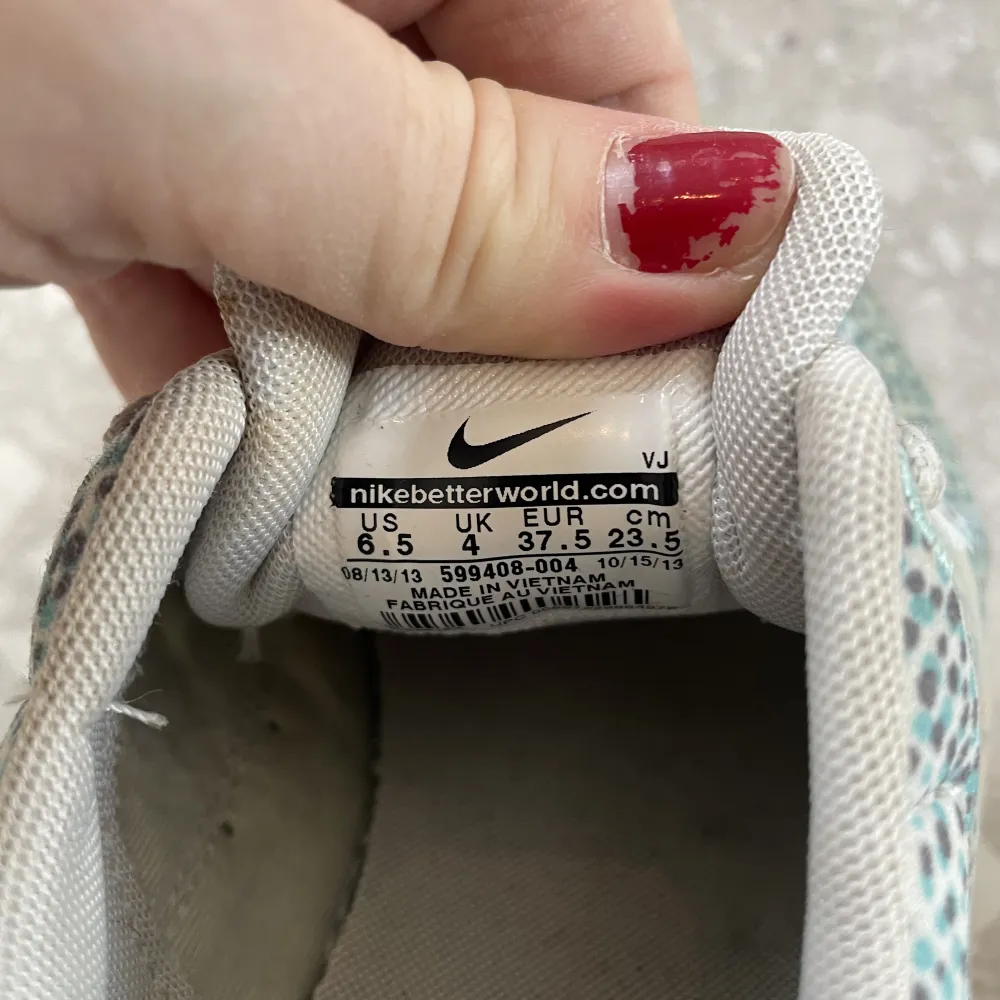 Nike air Max thea använda ett fåtal gånger. Säljes pga liten storlek. . Skor.