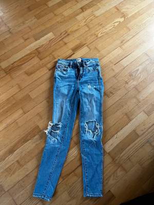 Jeans med hög midja från lager 157 Lite spräckta vid knäna Storlek Xs  Tvättas innan den skickas