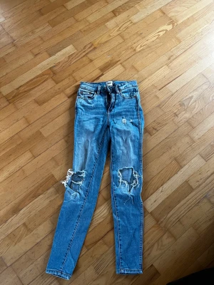 Jeans - Jeans med hög midja från lager 157 Lite spräckta vid knäna Storlek Xs  Tvättas innan den skickas