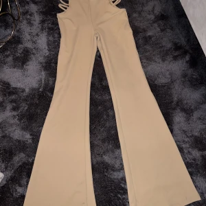 Fin byxor  - Byxor med öppning vid sidorna av höften. Byxorna är utsvänga i storlek 34. 