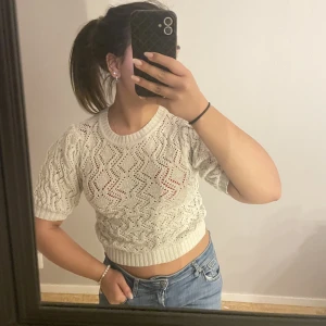 Snygg tröja Zara - Säljer denna trendiga tröjan från zara 💗 Superfin och sällan använd 💕 Använd gärna KÖP NU 💁🏽‍♀️