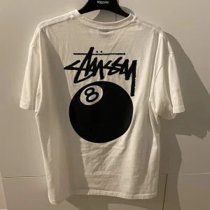 Stussy 8 ball tröja - Tjenare! Säljer nu min stussy tröja pga storlek. Den är i storlek L men passar M. Är du intresserad så hör av dig!