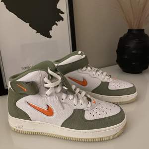 Mega coola nike air force 1. Som ni ser under sulan är dom aldrig använda endast testade. Present men fel strl - Innehar inget kvitto.   Passar 39 / 40