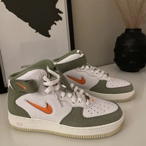 NIKE AIR FORCE 1 - Mega coola nike air force 1. Som ni ser under sulan är dom aldrig använda endast testade. Present men fel strl - Innehar inget kvitto.   Passar 39 / 40
