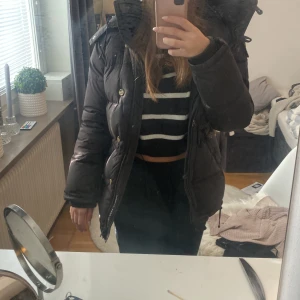 Vinterjacka  - snygg och varm vinterjacka o bra skick endast använt en vinter  Nypris 5000kr Märkes jacka boomerang 