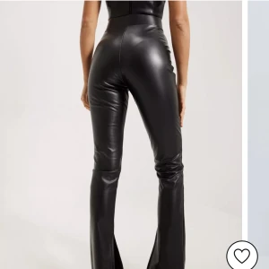 Skinnbyxor Nelly - Köpta för länge sen men bara använt ca 2 gånger🤍Storlek xs men stretchigt material så sitter även som s. Säljer då dom ej passar mig längre🤍köpare står för frakt