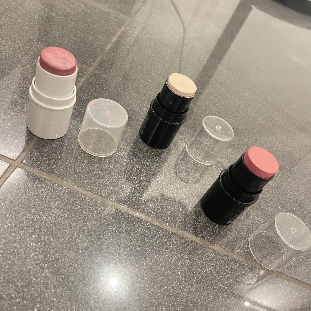 Jättefina rouge och 2 highliter. Den ena rouget är ett all iver make up stick från elf och kan användas på både kunder och läppar. Den är använd men mycket finns kvar i. De resterande två med svart förpackning är ifrån h&m, de är som nya har enbart testat. Skönhet.