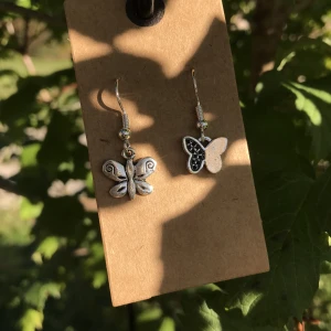 Fjärils örhängen 🦋  - Fjärils örhängen av vackra fjäril berlocker och sterling silverkrokar. Nytt, oanvänt och handgjort. Kontakta gärna vid frågor☺️🌺finns fler smycken på min profil 🌸💍🐚