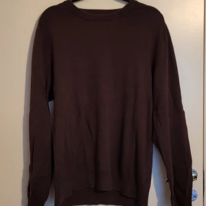 Sweater - Brun Riley Sweater  Strl: XL, passar som L  Cond: 9/10  Dm vid ytterligare foton eller frågor!.