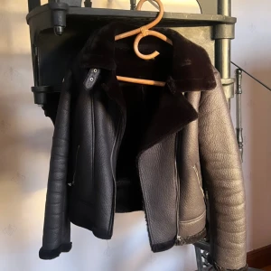 Svart mocka jacka  - Jag säljer denna fina mocka jackan då den inte kommer tilll någon användning. Skriv privat för fler bilder 🖤🍁