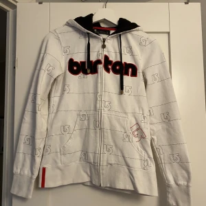 Burton ziptröja - Säljer denna Burton tröja då den inte kommer till användning, skicket är bra🤍