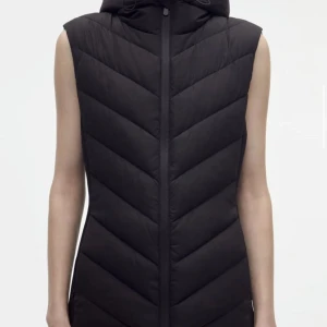 Zara väst - Säljer denna zara västen, använd få gånger och är precis som ny