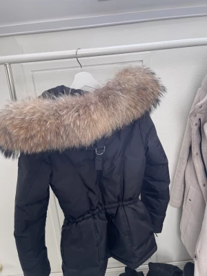 Hollies livingo - Hollies livingo Storlek 38 Jättefin päls Äkta, som ny Finns att hämta i Gävle, fraktar helst inte Skriv gärna för fler bilder eller frågor 🩷