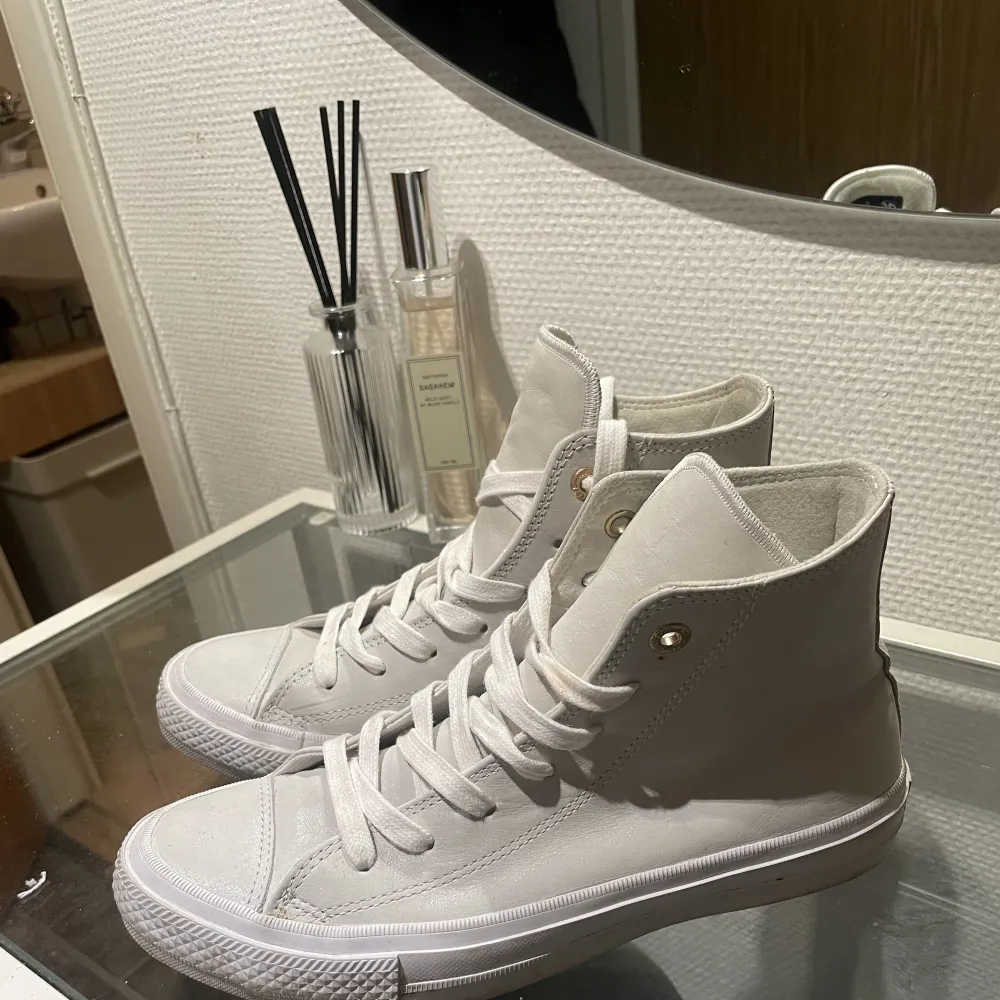 Unika converse lunarlon. Bra skick och är ”tjockare/lite mer fodrade” än vanliga converse. Riktigt fin färg som skimrar men som tyvärr inte kommer till användning hos mig.  Storlek 38. Skor.