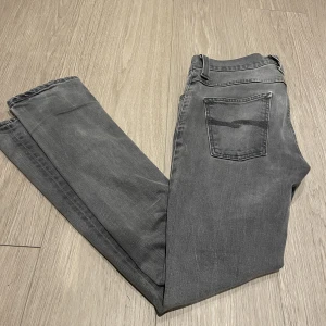 Nudie jeans🤩 - Säljer mina feta grå nudie jeans i modellen grim tim! Skick 9/10. Nypris runt 1600, mitt pris 500. HMU vid frågor!😁🤩