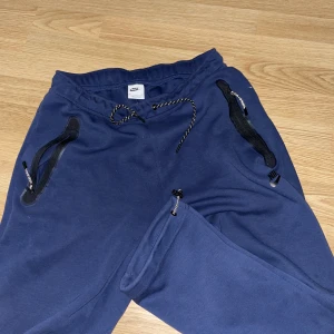 Nike tech byxor - Skick: 9,5/10 använd fåtal gånger. Köptes för ca 1200kr. Reflexer på varje snöre, bekvämt material! Skriv för mer frågor. Använder swish/safepay!