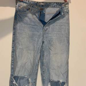 Ett par raka jeans från Gina tricot i storlek 38. Använt ett par gånger men är som nya