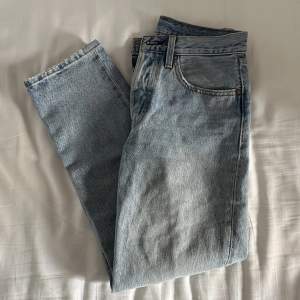 Ljusblåa Levi’s jeans 501. Använda ett fåtal gånger💕 Står inte storlek men passar någon som har xs/s i storlek. Vid frågor är det bara att höra av dig!