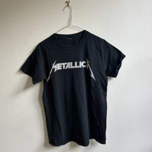 Ball Metallica T-shirt med tryck! Najs kvalite, ringning och passform. Klär XS-L beroende på önskvärd passform, sitter fint oversized!