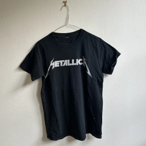 Metallica T-shirt - Ball Metallica T-shirt med tryck! Najs kvalite, ringning och passform. Klär XS-L beroende på önskvärd passform, sitter fint oversized!