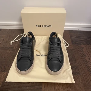 Marinblå Axel Arigato skor - Tja, säljer nu mina gamla arigatos då de tyvärr inte passar mig längre. Skick 6/10, använda som ni ser på bilderna men fortfarande väldigt snygga. Möts upp i sthlm eller fraktar spårbart. Priset kan diskuteras. Självklart äkta