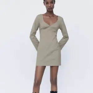 Beige klänning från Zara i strl XS. Aldrig använd pga för liten.  Frakt ingår ej i priset! DM vid intresse ❤️
