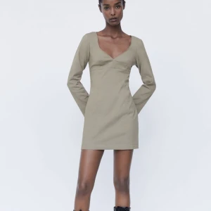 Beige festklänning  - Beige klänning från Zara i strl XS. Aldrig använd pga för liten.  Frakt ingår ej i priset! DM vid intresse ❤️