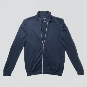 Stickad Zip Up - Blå zip up ifrån Signal. Använd men passar inte mig längre. Storlek M. Hör av dig om du har frågor.