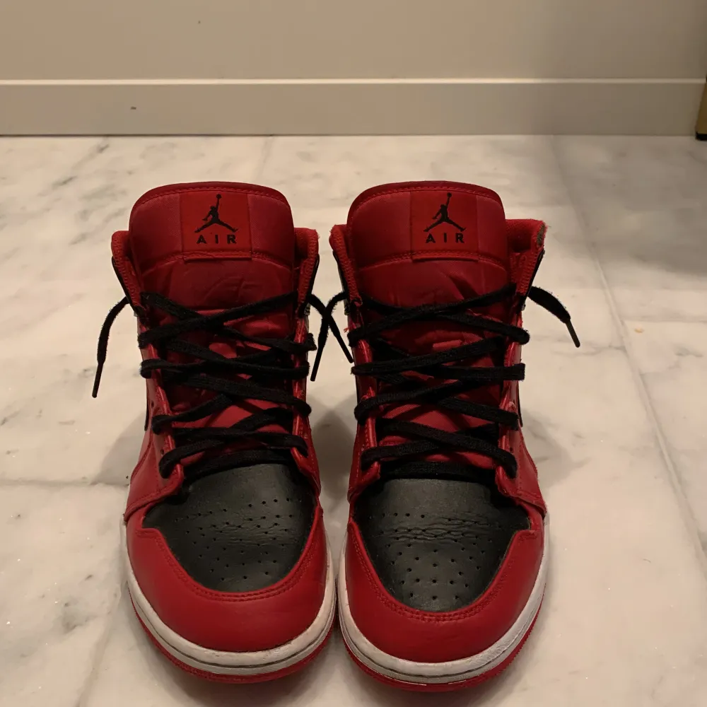 Nike air Jordan 1 mid’s i bra skick  Andvända fåtal gånger Storlek 43  Boxen och kvitto finns tyvärr inte längre säljes pga de är för små. Skor.