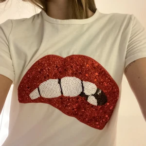 T-shirt - Skitsnygg Tshirt 🫦 Lite använd men bra skick ! 