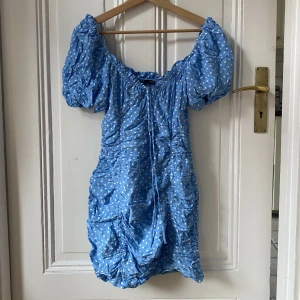 Prickig Sommardröm - Världens finaste sommarklänning i ljusblått prickigt tyg 💙💙