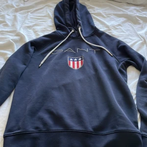 Gant hoodie - fins ett jätte litet hål vid snöret syns knappt 