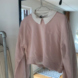 Ribbad t-shirt med krage 🩷 - En fin tröja perfekt att ha under andra tröjor. Andra bilden är tröjan som säljs, rosa i första bilden säljs separat på mitt konto. 🩷