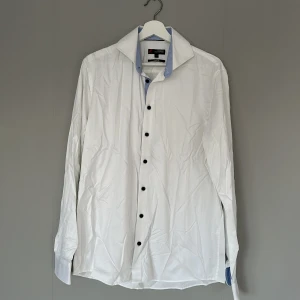 Skjorta  - Använd fåtal gånger - i fint skick 